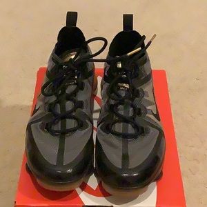 **Never Worn** Nike Air Vapormax 2019, gold and black